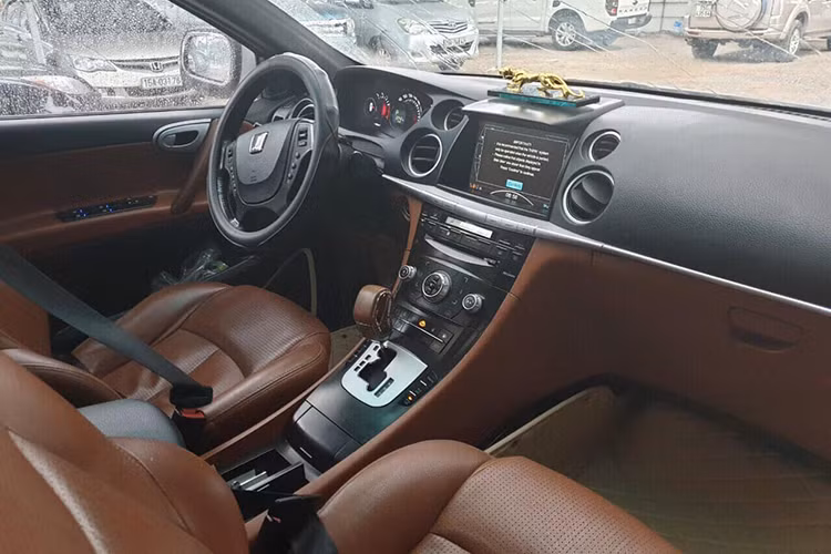 Phiên bản Luxgen 7 SUV được phân phối tại Việt Nam sở hữu nội thất với hai tông màu là màu đen trung tính và màu cam. Khoang nội thất của xe được bọc da đan xen lẫn nhựa cao cấp khá tỉ mỉ. Hàng ghế trên cùng của xe chỉnh điện 8 hướng với chức năng nhớ vị trí ghế ngồi. Ghế lái còn được tích hợp thêm hệ thống sưởi ấm, mát hoặc thông gió, mát-xa với hai chế độ khá ấn tượng.