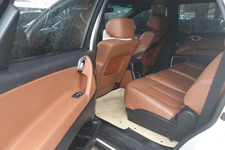 Mẫu xe này cũng được trang bị cửa sở trời toàn cảnh, đi kèm với đó là đầy đủ những tính năng an toàn như : hệ thống 6 túi khí quanh xe; ABS; hệ thống trợ lực phanh điện tử BA; hệ thống phân phối lực phanh EBD; cân bằng điện tử ESC; hệ thống kiểm soát lực kéo TCS.