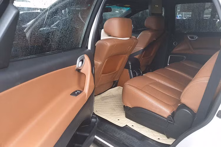 Mẫu xe này cũng được trang bị cửa sở trời toàn cảnh, đi kèm với đó là đầy đủ những tính năng an toàn như : hệ thống 6 túi khí quanh xe; ABS; hệ thống trợ lực phanh điện tử BA; hệ thống phân phối lực phanh EBD; cân bằng điện tử ESC; hệ thống kiểm soát lực kéo TCS.