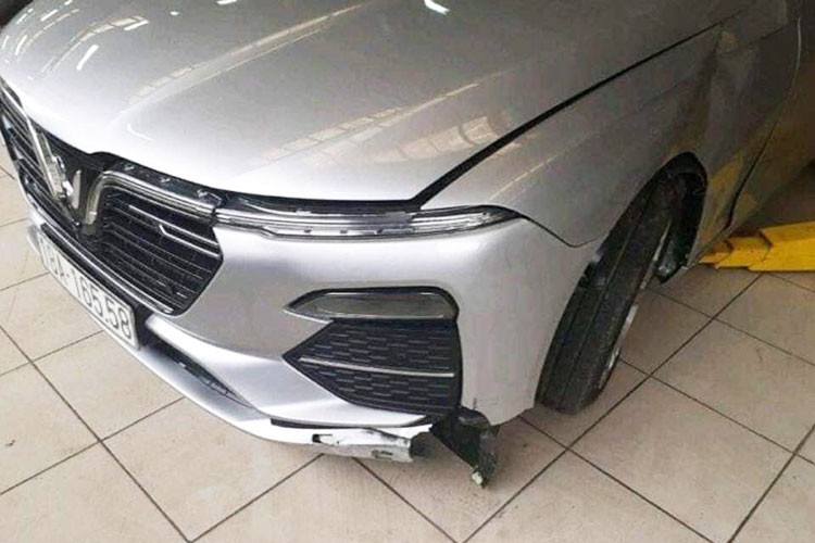 Theo chủ xe, chiếc VinFast Lux A2.0 tai nạn, đâm vào dải phân cách khiến gầm xe bị sập, kính lái bị nứt, vỡ cản trước và hỏng một bánh trước bên lái. Vụ việc này đã diễn vào cuối tháng 10/2019 nhưng đến nay mới được chủ xe chia sẻ với nhóm những người sử dụng xe ôtô Vinfast.