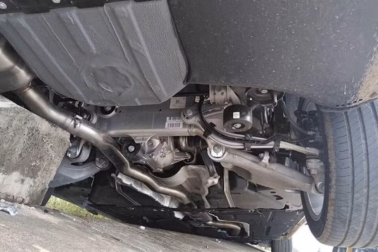 Sau khi cộng thêm thuế giá trị gia tăng VAT 10%, tổng chi phí sửa chữa chiếc VinFast Lux A2.0 này lên tới gần 520 triệu đồng. Bên cạnh tiền công sửa chữa lên tới 20 triệu, một số chi tiết đắt đỏ đã khiến những người dùng khác phải giật mình. Cụ thể; giá đỡ moay-ơ bên lái giá hơn 12 triệu, kính lái hơn 13 triệu, vỏ ba-đờ-xốc trước (cản trước) hơn 17 triệu, vành bị hỏng kèm lốp giá hơn 18 triệu.