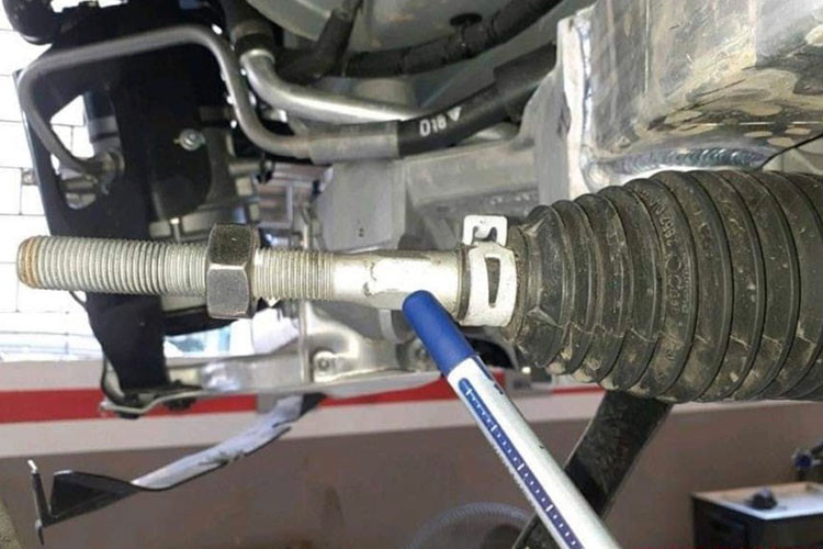 Đặc biệt là thước lái (gồm rô tuyn lái liền cụm thước lái) lên tới hơn 380 triệu đồng, ngang Kia Morning mới cứng. Theo ý kiến của nhiều người, báo giá trên có phần quá cao. Tuy nhiên, phần đông thì cho rằng mức giá 380 triệu đồng mà đại lý báo là thay thể cả cụm thước lái chứ không phải chỉ riêng phần rô tuyn bị cong như hình ảnh được chủ xe chia sẻ.