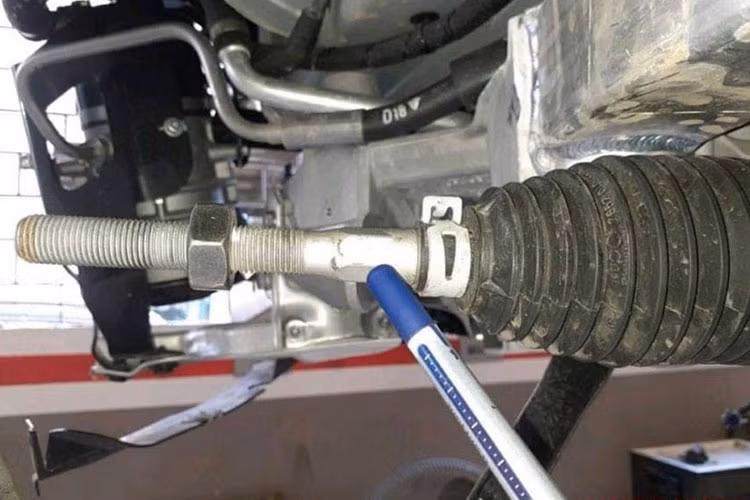 Đặc biệt là thước lái (gồm rô tuyn lái liền cụm thước lái) lên tới hơn 380 triệu đồng, ngang Kia Morning mới cứng. Theo ý kiến của nhiều người, báo giá trên có phần quá cao. Tuy nhiên, phần đông thì cho rằng mức giá 380 triệu đồng mà đại lý báo là thay thể cả cụm thước lái chứ không phải chỉ riêng phần rô tuyn bị cong như hình ảnh được chủ xe chia sẻ.