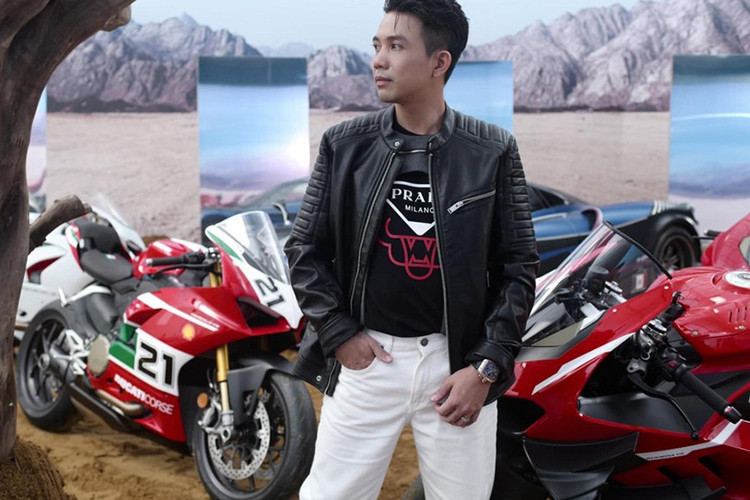 Sau khi Minh Nhựa tậu Ducati Superleggera V4 vào năm ngoái, nhiều người mới choáng trước sự chịu chơi của đại gia này, trên toàn thế giới chỉ có 500 xe Ducati Superleggera V4 được sản xuất và nhiều khả năng sẽ khó có xe thứ 2 về Việt Nam.