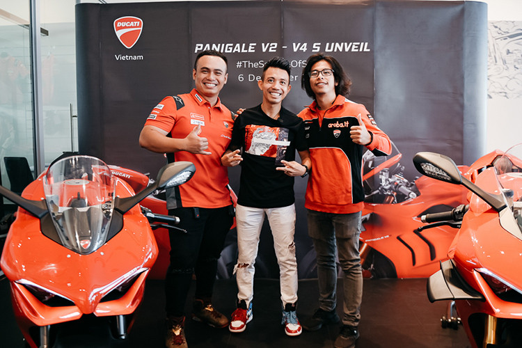 Ngoài ra còn có chiếc Ducati Panigale V2 Bayliss phiên bản 1st Championship 20th Anniversary chỉ có 2 xe đang xuất hiện tại Việt Nam và được chào giá 780 triệu đồng.