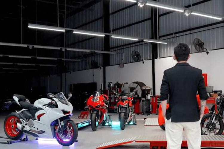 Các danh sách tiếp theo là sự xuất hiện của Ducati Streetfighter V4 có giá 650 triệu đồng, Panigale V2 được chào bán đến 615 triệu đồng và cuối cùng là chiếc xe Ducati Scrambler 1100 Pro có giá chỉ 478 triệu đồng, là xe Ducati rẻ nhất mà Minh Nhựa sở hữu.