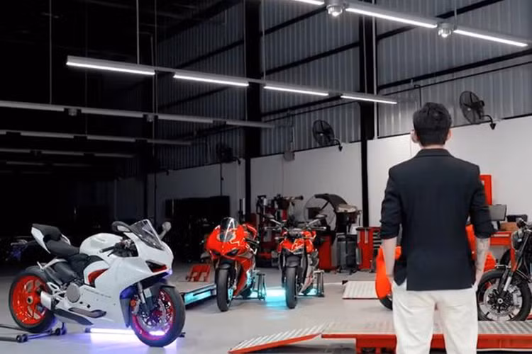 Các danh sách tiếp theo là sự xuất hiện của Ducati Streetfighter V4 có giá 650 triệu đồng, Panigale V2 được chào bán đến 615 triệu đồng và cuối cùng là chiếc xe Ducati Scrambler 1100 Pro có giá chỉ 478 triệu đồng, là xe Ducati rẻ nhất mà Minh Nhựa sở hữu.