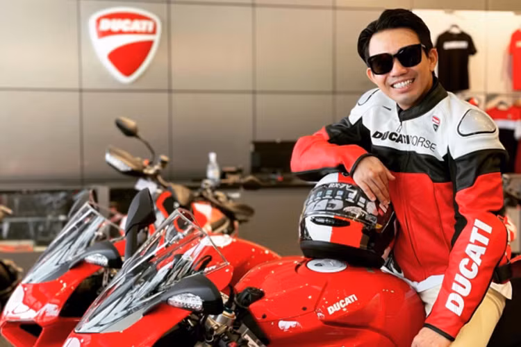 Về chiếc xe Ducati khủng nhất của Minh Nhựa sở hữu, cũng là chiếc xe 2 bánh đắt đỏ nhất tại Việt Nam này chính là Ducati Superleggera V4 mang số thứ tự 405/500 xe toàn cầu, con số 405 này có ý nghĩa rất lớn với sự phát triển của công ty gia đình Minh Nhựa.