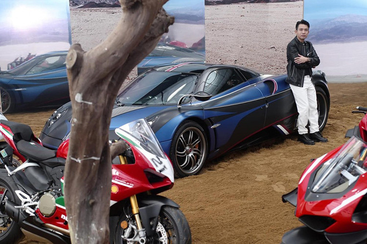 Mức giá xe Ducati Superleggera V4 lên đến tận 5,8 tỷ đồng, 1 con số khổng lồ cho ai thích chơi xe môtô. Ngoài chiếc xe Ducati Superleggera V4 ra, trong sự kiện đó, Minh Nhựa còn được bàn giao luôn 1 dàn xe Ducati khác với 4 chiếc có tổng trị giá 2,69 tỷ đồng.