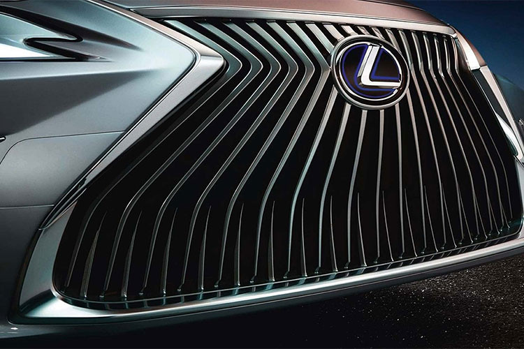Trên Lexus ES thế hệ mới, lưới tản nhiệt này thậm chí còn được hãng xe sang Nhật Bản thiết kế mở rộng hơn. Tùy vào phiên bản, bao gồm ES 250, ES 260 (dành riêng cho Trung Quốc), ES 350 và ES 300h, lưới tản nhiệt sẽ được thiết kế kiểu thanh dọc hoặc vắt chéo.