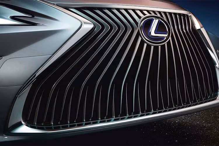 Trên Lexus ES thế hệ mới, lưới tản nhiệt này thậm chí còn được hãng xe sang Nhật Bản thiết kế mở rộng hơn. Tùy vào phiên bản, bao gồm ES 250, ES 260 (dành riêng cho Trung Quốc), ES 350 và ES 300h, lưới tản nhiệt sẽ được thiết kế kiểu thanh dọc hoặc vắt chéo.
