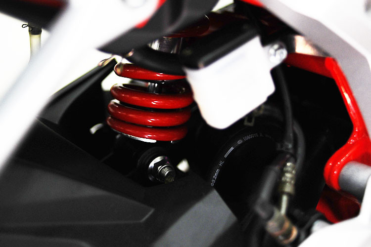 Đáng chú ý, cả hai lốp của GPX Demon 150 đều do hãng Pirelli cung cấp với kích thước trước/sau 120/70/14 và 140/70/14 đi kèm phanh đĩa trước cho cả hai bánh nhưng đang tiếc nó không được trang bị hệ thống ABS.