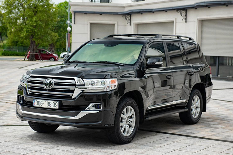 Chiếc Toyota Land Cruiser đời 2019 nhập Mỹ máy V8 5.7L này đang được chào bán với mức giá khoảng 7,9 tỷ đồng trên sàn xe cũ Hà Nội. Chiếc xe mang biển số khá đẹp tại Thủ đô, đứng tên cá nhan. Xe có ngoại thất màu đen và còn khá mới, theo chủ nhân rao bán thì chiếc xe đã lăn bánh hơn 34.000 km sau thời gian khoảng 3 năm.