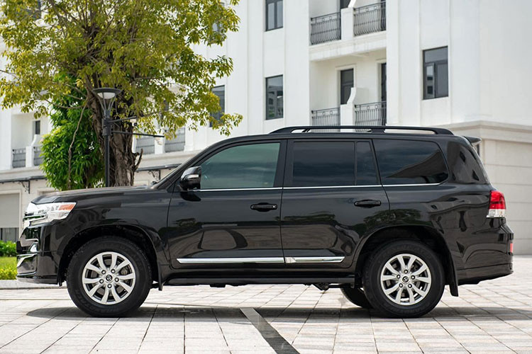 Về ngoại thất, mãu xe SUV Toyota Land Cruiser nhập Mỹ và hàng chính hãng gần như không khác biệt quá nhiều. Theo đó, Toyota Land Cruiser chính hãng có kích thước tổng thể chiều Dài x Rộng x Cao lần lượt là 4.950 x 1.980 x 1.945 (mm), còn bản nhập hẹp hơn 9mm và thấp hơn 65 mm nhưng chiều dài cơ sở vẫn đạt mức 2.850 mm.