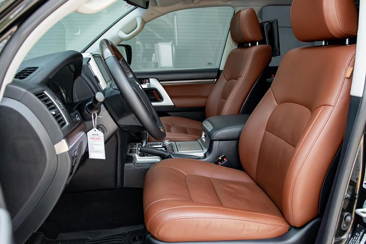 Toyota Land Cruiser bản Mỹ sử dụng động cơ V8 - 5.7L, 32 van cam kép cho công suất tối đa 381 mã lực tại 5600 vòng/phút và mô-men xoắn 544 Nm tại 3600 vòng phút. Truyền sức mạnh đến bánh xe là hộp số tự động 8 cấp và hệ dẫn động 4 bánh toàn thời gian với vi sai trung tâm chống trượt. Trong khi đó, động cơ bản chính hãng chỉ có dung tích 4.6L với 304 mã lực, hộp số tự động 6 cấp.