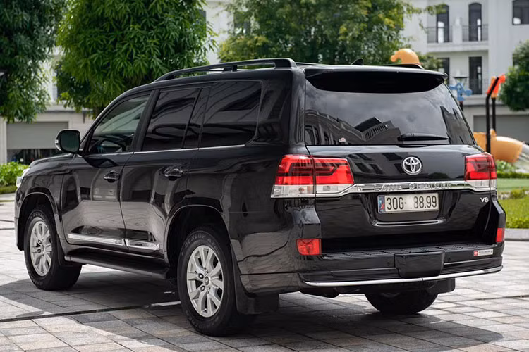 Đáng chú ý, Toyota Land Cruiser 5.7L 2019 nhập Mỹ còn có thêm nhưng tính năng gồm: Cảnh báo điểm mù; Hệ thống cảnh báo người đi bộ qua đường; Hệ thống cảnh báo va chạm phía sau qua Radar; Cảnh báo chệch làn đường; Hỗ trợ duy trì làn đường; Hỗ trợ kiểm soát cân bằng xe khi kéo vật thể phía sau...