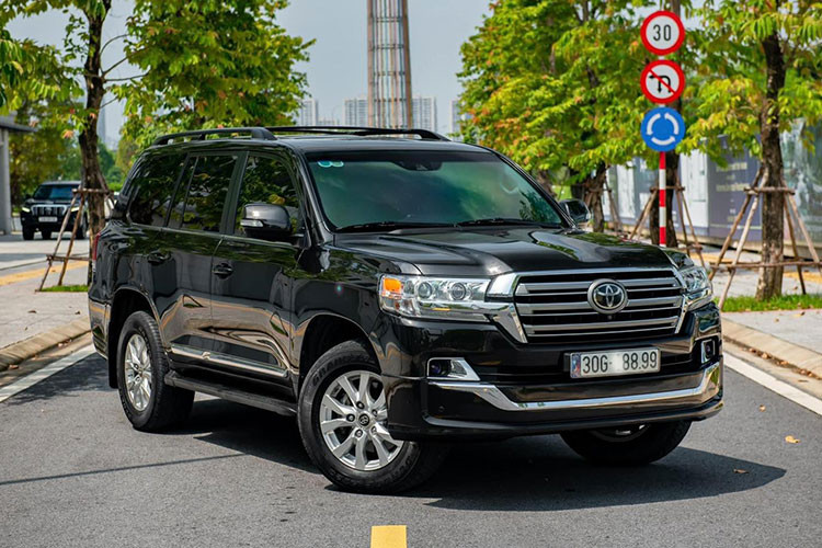 Mức giá xe Toyota Land Cruiser 2019 nhập Mỹ khi mới về Việt Nam được các đại lý tư nhân chào bán khoảng 7,8 tỷ đồng còn hàng chính hãng chỉ 4,03 tỷ đồng. Chiếc xe trong bài đã lăn bánh khaongr 3 năm với oddo hơn 34.000km và đang được chào bán với mức giá khoảng 7,9 tỷ đồng - cao hơn cả mức mới về Việt Nam nhưng lại có biển số đẹp.