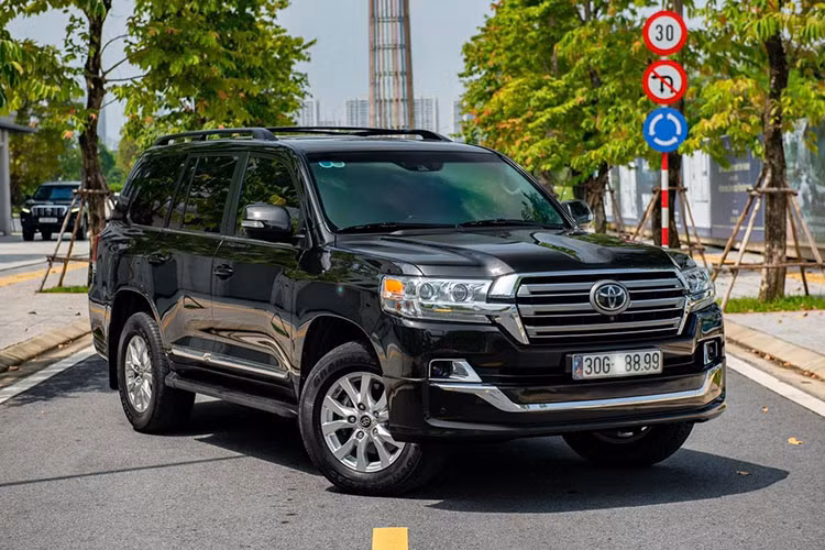 Mức giá xe Toyota Land Cruiser 2019 nhập Mỹ khi mới về Việt Nam được các đại lý tư nhân chào bán khoảng 7,8 tỷ đồng còn hàng chính hãng chỉ 4,03 tỷ đồng. Chiếc xe trong bài đã lăn bánh khaongr 3 năm với oddo hơn 34.000km và đang được chào bán với mức giá khoảng 7,9 tỷ đồng - cao hơn cả mức mới về Việt Nam nhưng lại có biển số đẹp.