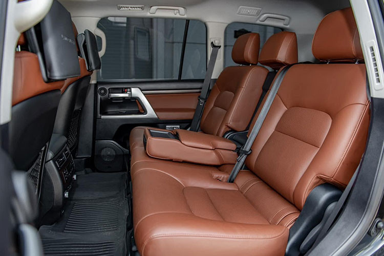 Về an toàn, xe sở hữu các trang bị cơ bản như: Hệ thống chống bó cứng phanh, Hệ thống hỗ trợ lực phanh khẩn cấp, Hệ thống phân phối lực phanh điện tử, Hệ thống ổn định thân xe, Hệ thống kiểm soát lực kéo, Hệ thống hỗ trợ khởi hành ngang dốc, Hệ thống lựa chọn vận tốc vượt địa hình, Hệ thống điều khiển ga tự động, Hệ thống thích nghi địa hình, Đèn báo phanh khẩn cấp, Hệ thống cảnh báo áp suất lốp, Camera 360 độ...