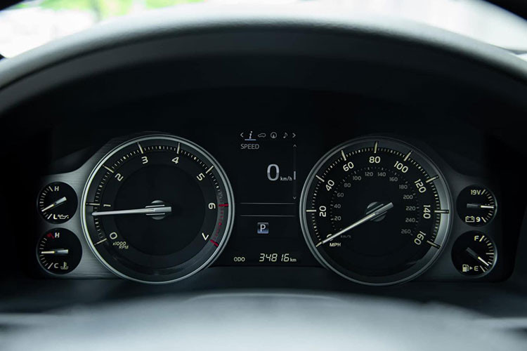 Tay lái trên Toyota Land Cruiser được bọc da ốp gỗ tích hợp đầy đủ phím bấm được điều chỉnh điện 4 hướng, phía sau là màn hình đa sắc ấn tượng. Ghế ngồi trên mẫu xe hơi Toyota Land Cruiser 2019 này vẫn được bọc da, ghế lái chỉnh điện 10 hướng có nhớ 3 vị trí, ghế phụ chỉnh điện 8 hướng.