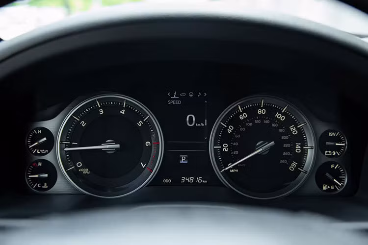 Tay lái trên Toyota Land Cruiser được bọc da ốp gỗ tích hợp đầy đủ phím bấm được điều chỉnh điện 4 hướng, phía sau là màn hình đa sắc ấn tượng. Ghế ngồi trên mẫu xe hơi Toyota Land Cruiser 2019 này vẫn được bọc da, ghế lái chỉnh điện 10 hướng có nhớ 3 vị trí, ghế phụ chỉnh điện 8 hướng.