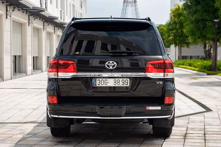 Cản sau xe to bản và có móc nhằm kéo phương tiện khác khi gặp sự cố, phần này tích hợp cảm biến. Toyota Land Cruiser nhập Mỹ có la-zăng 18 inch như bản chính hãng. Gương chiếu hậu của xe có tính năng chỉnh gập điện, sấy gương, nhớ vị trí, chống chói tự động tích hợp đèn xi-nhan dạng LED và camera lề.
