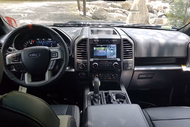 Ford F-150 Raptor nhẹ hơn 227 kg nhờ các chi tiết thân xe làm bằng nhôm. So với F-150 tiêu chuẩn, Ford F-150 Raptor 2017 bản SuperCrew sở hữu chiều dài cơ sở nhỉnh hơn 300 mm, đạt mức 3.680 mm. Chiều rộng của xe cũng nhỉnh hơn 150 mm. Bên trong nội thất xe được thiết kế khá rộng rãi và trang bị đầy đủ tiện nghi sang trọng.