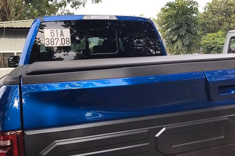 Ford F-150 Raptor mới sở hữu cản trước được thiết kế hầm hố, góc cạnh hơn. So với phiên bản tiêu chuẩn hiện nay, chiếc F-150 Raptor 2017 này nhẹ hơn 227 kg nhờ việc sử dụng các vật liệu nhôm trong các chi tiết thân xe. Đèn pha dạng LED cỡ lớn hiện đại, ốp gầm màu bạc tạo điểm nhấn.