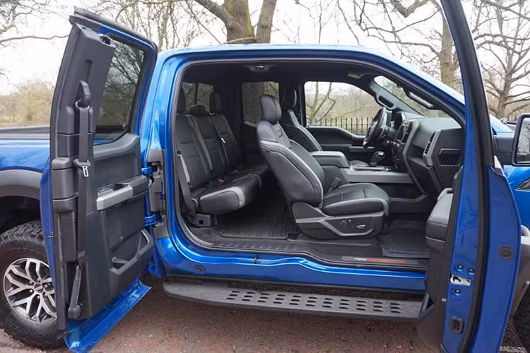 La-zăng hợp kim 17 inch sơn đen và lốp BFGoodrich All-Terrain KO2, phần đuôi xe bắt mắt với đèn hậu dạng LED, logo cỡ lớn kết hợp hệ thống ống xả đặt hai bên. Chủ nhân Ford F-150 Raptor tại Việt Nam đặt thêm một số tùy chọn, như bộ decal trang trí, ốp nhựa màu đen với chữ Ford ở nắp thùng sau, bậc lên xuống thùng chở hàng hay cửa sổ trời toàn cảnh. 