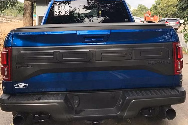 Trước đó "khủng long bán tải" này được chủ nhân cho đeo biển kiểm soát tạm khi xuất hiện tại sự kiện của câu lạc bộ Pick-up Việt Nam (PVC) với sự góp mặt của hàng trăm mẫu xe bán tải như Ford Ranger, Mitsubishi Triton, Chevrolet Colorado hay Nissan Navara của các tay chơi khắp cả nước hội tụ về đây.