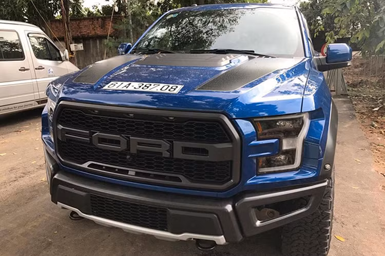 Chiếc Ford F-150 Raptor 2017 trong bài viết này đeo biển kiểm soát Bình Dương chính là chiếc đầu tiên được đưa về nước, tuy nhiên, đây mới chỉ là chiếc thứ 2 tại Việt Nam ra biển số trắng. Nhiều nguồn tin tiết lộ mức giá lăn bánh cho chiếc F-150 Raptor 2017 vào khoảng 5 tỷ đồng.