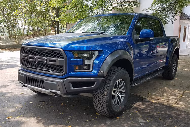 Sau chiếc siêu bán tải Ford F-150 Raptor 2017 màu đen ra biển số trắng vào đầu tháng 5/2017 vừa qua, một chiếc khác mang ngoại thất xanh dương cũng vừa được chủ nhân hoàn tất các thủ tục đăng ký biển số và chính thức lăn bánh trên đường phố Bình Dương với biển trắng tinh.