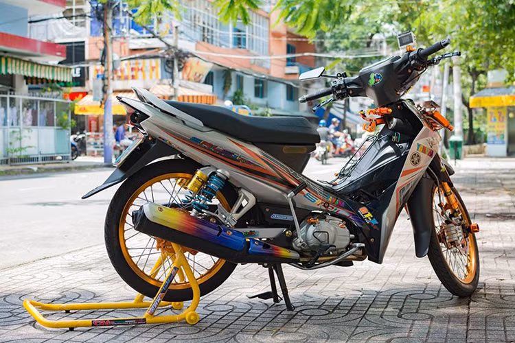 Được độ lại theo phiên bản Spark 110 và phong cách độ kiểng được ưa chuộng tại Thái Lan, mẫu xe số phổ thông Yamaha Sirius 110 không chỉ độc đáo và đẹp mắt, nó còn giúp người sử dụng điều khiển chiếc xe ổn định, mạnh mẽ và linh hoạt hơn trên mọi cung đường.