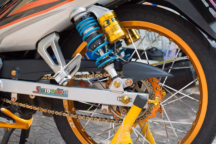 Ngoài ra, chủ nhân của chiếc Yamaha Sirius độ kiểng này còn trang bị cho xe trợ lực cổ Sumracing kết hợp cùng trợ lực sườn Ohlins giúp giữ vững tay lái ở ngưỡng tốc độ cao. Ốc mâm lửa Trusty tạo điểm nhấn nổi bật ở phần lốc máy, phuộc Racing boy bình dầu cho độ nhún êm ái hơn cũng như tăng độ thẩm mỹ cho chiếc xe.