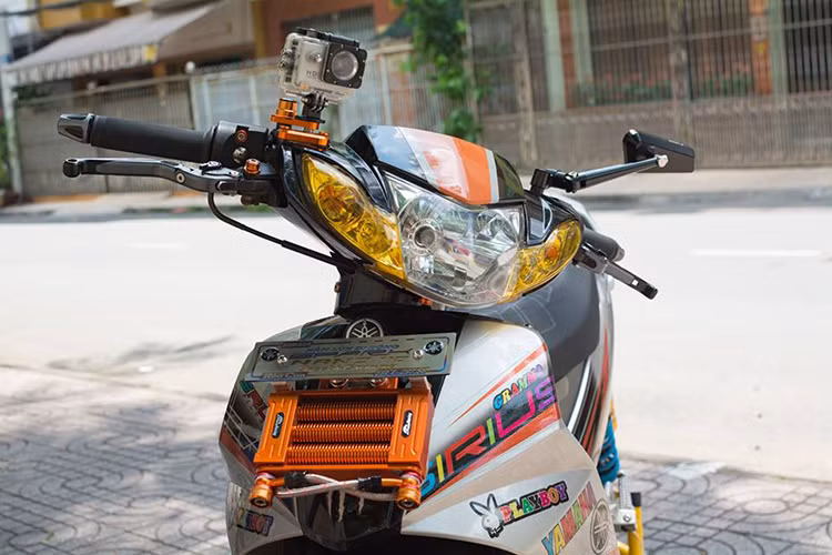 Chính vì vậy, đã có một số biker Việt đã tận dụng thiết kế của Sirius để nâng cấp chiếc xe theo phong cách độ kiểng. Với một loạt những đồ chơi, chiếc Sirius đời cũ của một biker tại Sài Gòn đã được "lột xác" đầy cuốn hút. Phần đầu hầm hố với nhiều món đồ chơi như : kính Rizoma, tay thắng, mặt nạ trang pị pas biển số trước Titan, Két nhớt Apido...