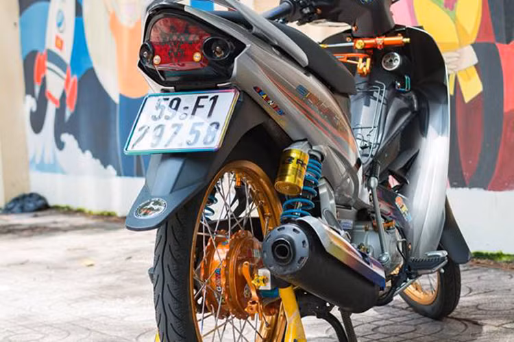 Chiếc xe sở hữu bộ cánh khá nổi bật với tem rời mang phong cách Thailand, phần yên được gọt lại với kiểu dáng góc cạnh hài hòa khiến xe thêm phần thẩm mỹ. Dàn chân khá cứng cáp với vỏ phuộc Trusty, niềng nhôm đến từ thương hiệu Racing boy, đĩa Galfer hài hòa cùng heo Racing boy, ống xả thêm ốp pô Spark Nano titan...