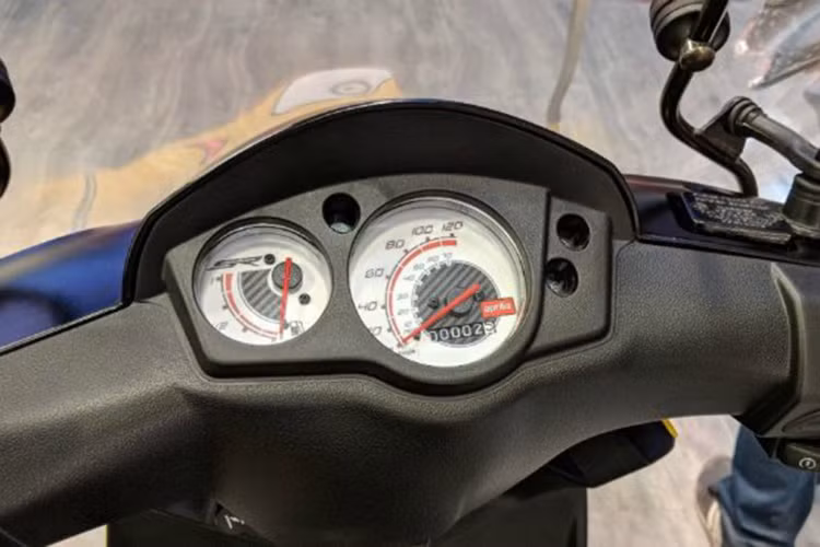 Xe được trang bị hai cấu hình nhưng chi khác nhau về một số chi tiết, đồng hồ của xe được thiết kế cá tính với đầy đủ các thông số kỹ thuật, các phím bấm tiện ích đơn giản... Yên xe có thiết kế một mảnh cho hai người, phần đuôi có thiết kế lõm vào tạo thành hốc để tay để dắt xe.