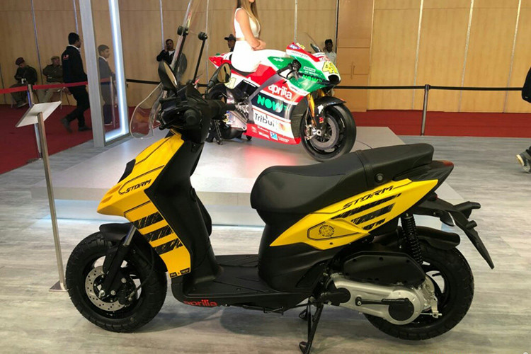 Mẫu xe ga thể thao Aprilia Storm 125 được trang bị khối động cơ 124,49 phân khối, xy-lanh đơn, cung cấp công suất tối đa đa 9,51 mã lực tại tua máy 7.250 vòng/phút và mô-men xoắn cực đại 9,9Nm/6.250 vòng/phút. Đây được xem là một chiếc xe tay ga cỡ nhỏ khá mạnh mẽ trong phân khúc.