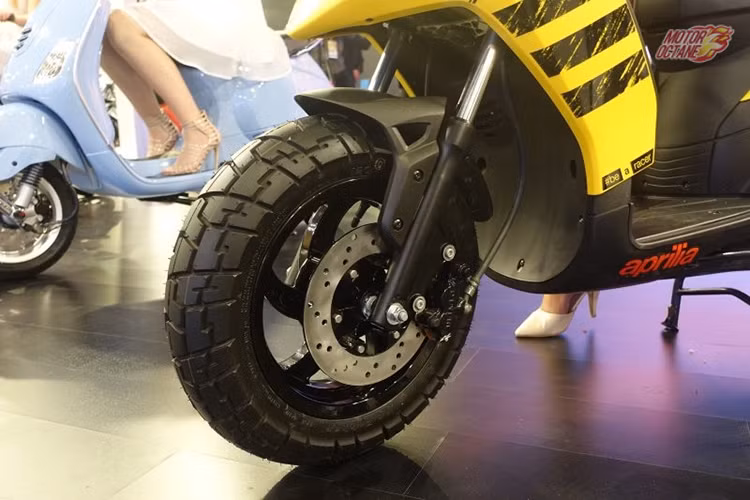 Xe sở hữu cặp bánh mâm hợp kim 12inch đi kèm lốp off-road rộng hơn đi kèm phanh đĩa trước. Hệ thống giảm xóc gồm phuộc nhún ống lồng lò xo trụ ở bánh trước và giảm xóc đơn đặt lệch cho bánh sau. Dung tích bình nhiên liệu là 6,5 lít, cốp xe thiết kế khá rộng và thêm nhiều tiện ích.