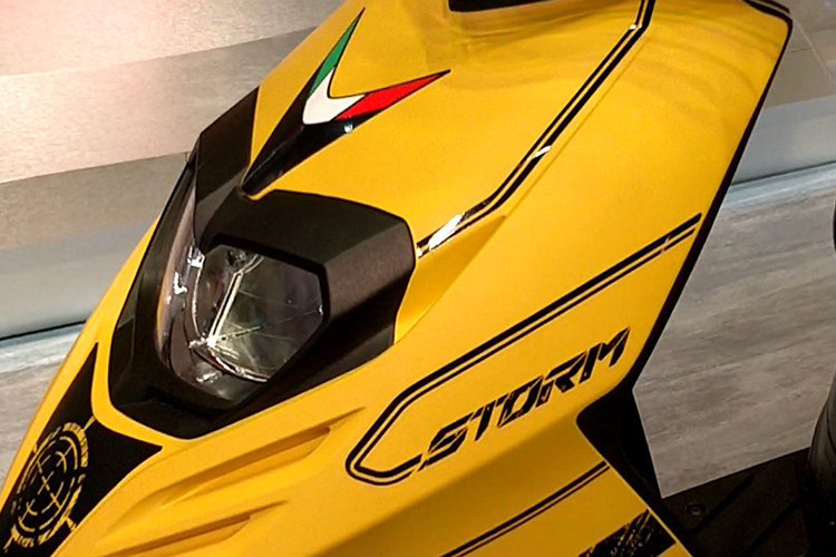 Mẫu xe ga Aprilia Storm 125 mới sẽ dùng chung kết cấu khung sườn với "người anh em" SR125 trước đây nhưng sở hữu kiểu dáng hấp dẫn hơn. Thân xe có các họa tiết sơn sáng màu phía dưới lớp sơn mờ đẹp mắt. Phần đầu xe có thiết kế nhọn với đèn pha đôi tích hợp ở mặt nạ, ốp viền xung quanh đèn càng làm đèn pha thêm nổi bật.