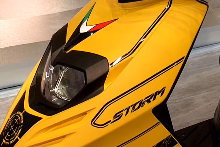 Mẫu xe ga Aprilia Storm 125 mới sẽ dùng chung kết cấu khung sườn với "người anh em" SR125 trước đây nhưng sở hữu kiểu dáng hấp dẫn hơn. Thân xe có các họa tiết sơn sáng màu phía dưới lớp sơn mờ đẹp mắt. Phần đầu xe có thiết kế nhọn với đèn pha đôi tích hợp ở mặt nạ, ốp viền xung quanh đèn càng làm đèn pha thêm nổi bật.