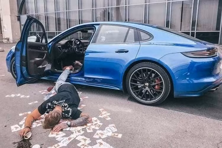 Để khẳng định "đạo cụ" những chiếc siêu xe và xe sang thuộc sở hữu của mình, giới nhà giàu thường mở 1 cửa lái để tạo dáng khi "ngã sấp mặt".