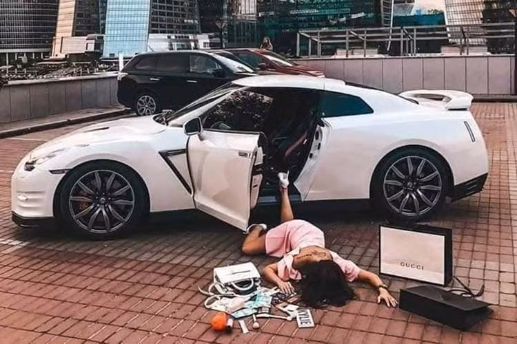 "Ngã sấp mặt" bên siêu xe Nissan GT-R.