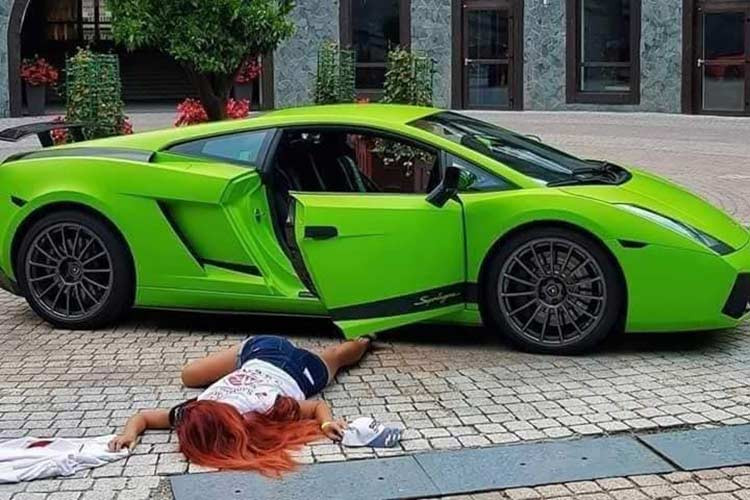 Một số hội con nhà giàu trên thế giới muốn chứng tỏ sự độc đáo trong các hình ảnh "ngã sấp mặt" của mình nên trang trí thêm các món "phụ kiện" đắt đỏ như siêu xe, phi cơ, tiền rải rác dưới khắp mặt đường và cả những túi xách hàng trăm triệu đồng.