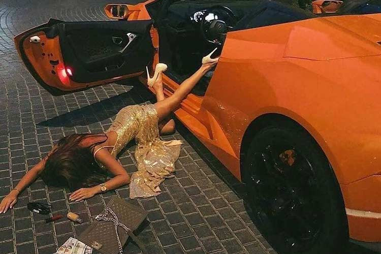 Được biết, trào lưu "ngã sấp mặt" do hội con nhà giàu của Nga khởi xướng và nhanh chóng được lan rộng ra thế giới. Trong bức ảnh này là một hot girl "ngã sấp mặt" bên cạnh siêu xe Lamborghini Huracan mui trần.