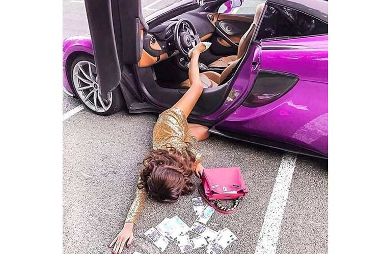 Một số bức ảnh ghi lại cho thấy, nhiều hot girl mặc váy ngắn, khoe chân dài, "ngã sấp mặt" trên mặt đường bên cạnh các siêu xe như McLaren 570S Spider, Lamborghini Huracan Spyder, Nissan GT-R hay "ông vua địa hình" Mercedes-Benz G63... bên cạnh là đồ trang sức hoặc tiền.