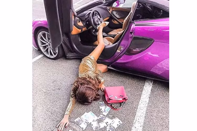 Một số bức ảnh ghi lại cho thấy, nhiều hot girl mặc váy ngắn, khoe chân dài, "ngã sấp mặt" trên mặt đường bên cạnh các siêu xe như McLaren 570S Spider, Lamborghini Huracan Spyder, Nissan GT-R hay "ông vua địa hình" Mercedes-Benz G63... bên cạnh là đồ trang sức hoặc tiền.