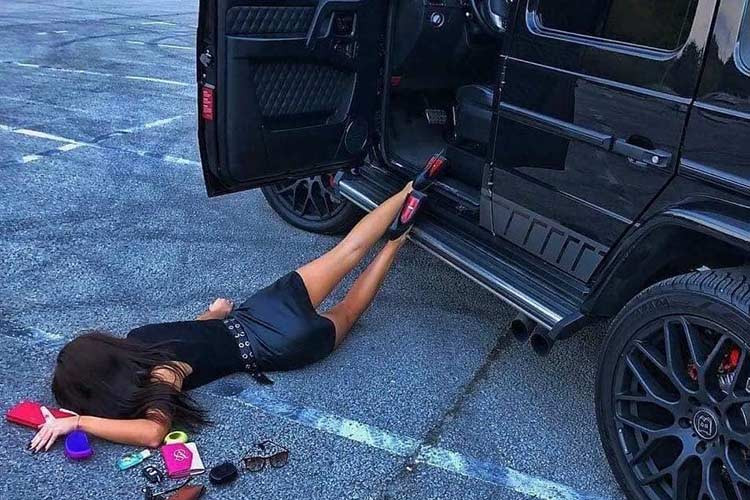 Đáng chú ý, những chiếc siêu xe hàng khủng thường được dùng làm "đạo cụ" cho những bức ảnh "ngã sấp mặt" của hội con nhà giàu trên thế giới và nhanh chóng thu hút sự quan tâm của cộng đồng mạng.