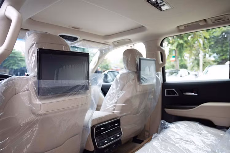 Về trang bị an toàn, cả 2 đều có được trang bị gói an toàn chủ động Toyota Safety Sense mới Hệ thống cảnh báo tiền va chạm (PCS), Hệ thống kiểm soát hành trình chủ động (DRCC), Hệ thống hỗ trợ giữ làn đường (LTA), Điều chỉnh đèn chiếu xa tự động (AHB).