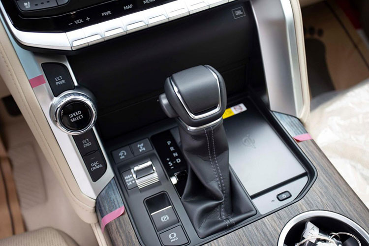 Toyota Land Cruiser 2022 bị loại bỏ động cơ V8 trứ danh, thay vào đó là việc trang bị khối động cơ mới với máy xăng V6, dung tích 3.5 lít, tăng áp kép, sản sinh công suất tối đa 409 mã lực và mô-men xoắn cực đại 650 Nm. Động cơ này giúp Toyota Land Cruiser 2022 có lợi thế về thuế ở Việt Nam nhiều hơn so với bản V8, dung tích 5.7 lít trước đó. Xe được trang bị hộp số tự động 10 cấp hoàn toàn mới